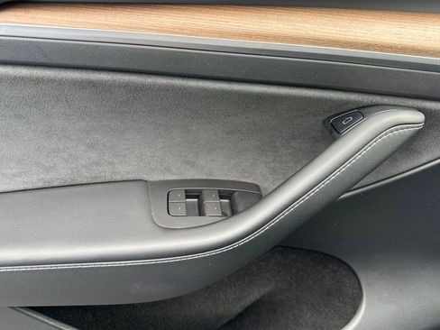 Used 2022 Tesla Model Y Long Range image 12