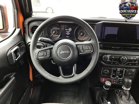 Used 2025 Jeep Gladiator Rubicon w/ Technology Group AWD/4WD image 15