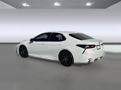Certified 2022 Toyota Camry SE image 3