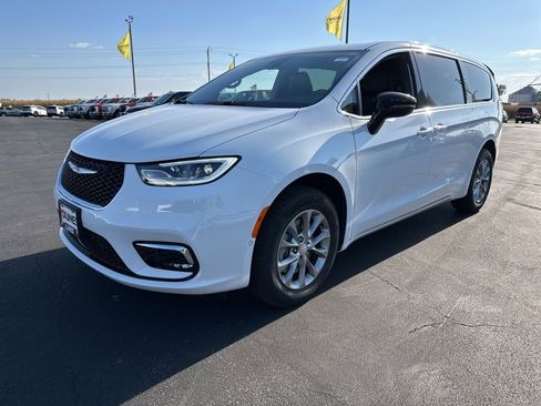 New 2026 Chrysler Pacifica Select image 18