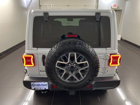 Used 2025 Jeep Wrangler Sahara image 5