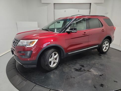 Used 2016 Ford Explorer XLT w/ Equipment Group 202A image 3