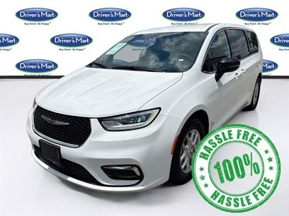 Used 2025 Chrysler Pacifica Select