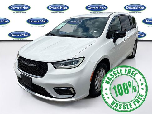 Used 2025 Chrysler Pacifica Select FWD image 3
