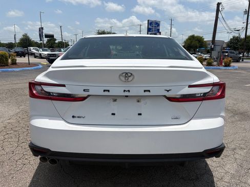 Used 2025 Toyota Camry SE FWD image 4