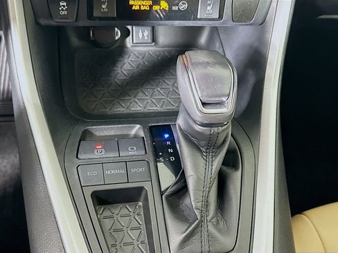 Used 2019 Toyota RAV4 XLE Premium image 24