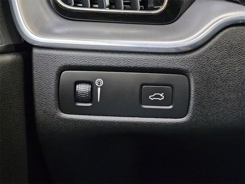 Used 2020 Volvo XC60 T5 Momentum image 33