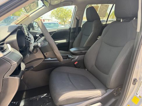 Used 2019 Toyota RAV4 LE FWD image 14