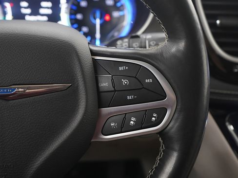 Used 2021 Chrysler Pacifica Touring-L image 28