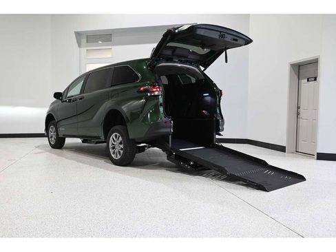 New 2026 Toyota Sienna LE image 2