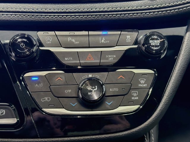 Used 2025 Chrysler Pacifica Limited FWD image 17