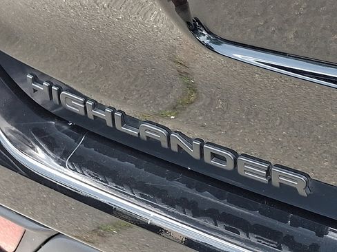 Used 2024 Toyota Highlander XLE AWD/4WD image 21