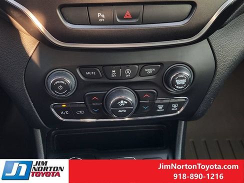 Used 2019 Jeep Cherokee Trailhawk w/ Comfort/Convenience Group AWD/4WD image 20