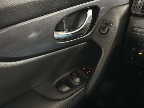 Used 2017 Nissan Rogue SV w/ SV Premium Package FWD image 15