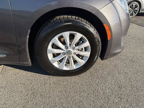 Used 2017 Chrysler Pacifica Touring-L image 36
