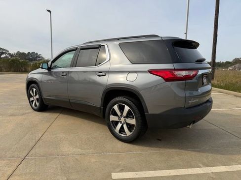Used 2020 Chevrolet Traverse LT w/ LT Premium Package image 3
