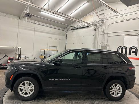 Certified 2023 Jeep Grand Cherokee Laredo image 11