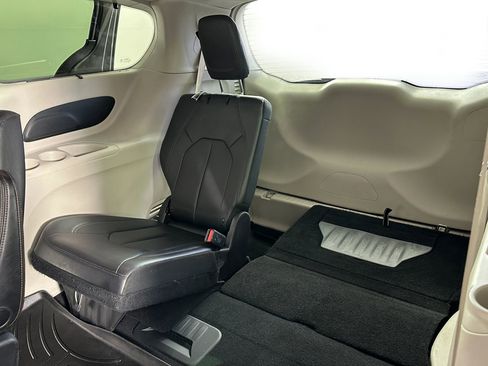 Used 2017 Chrysler Pacifica Touring-L image 33