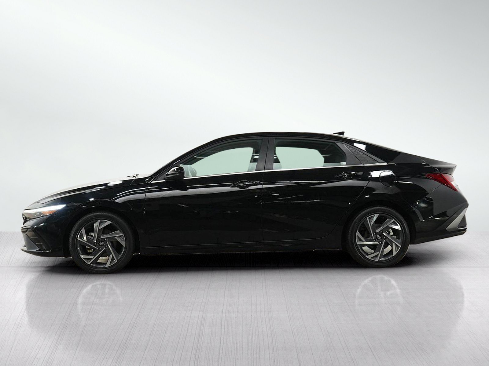 Used 2025 Hyundai Elantra SEL FWD image 2