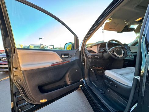 Used 2019 Toyota Sienna Limited Premium image 10