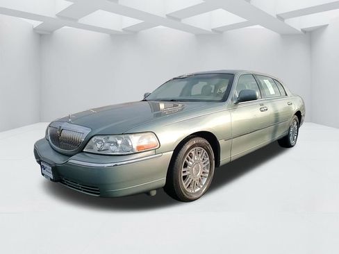 Used 2006 Lincoln Town Car Signature L image 9