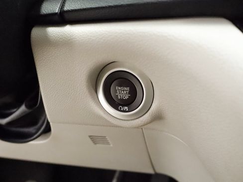 Certified 2024 Chrysler Pacifica Touring-L FWD image 28
