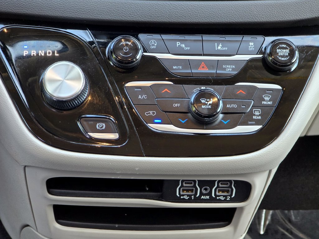 Used 2024 Chrysler Pacifica Touring-L FWD image 35