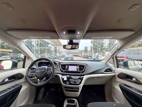 Used 2023 Chrysler Voyager LX FWD image 16