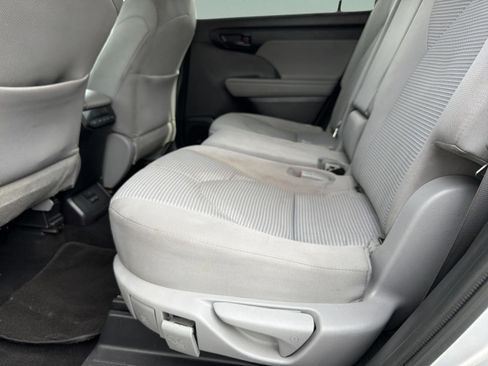 Used 2022 Toyota Highlander LE FWD image 10