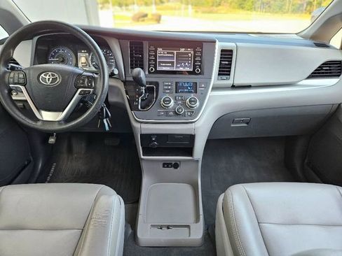 Used 2020 Toyota Sienna L image 15