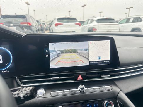 Used 2025 Hyundai Elantra SEL image 17