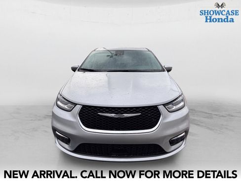Used 2023 Chrysler Pacifica Touring-L FWD image 7
