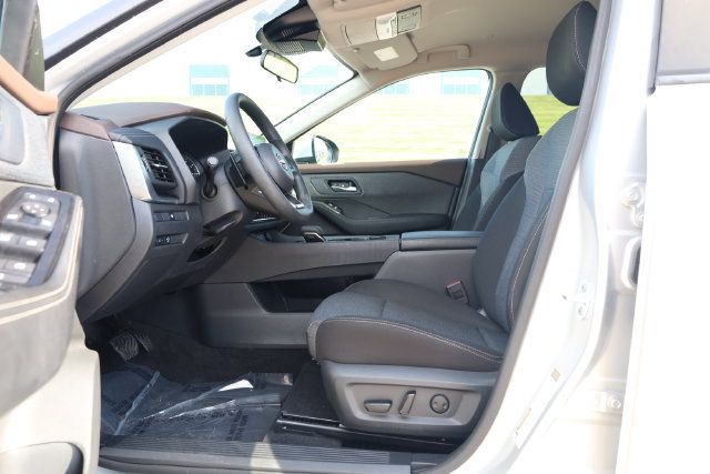 Used 2023 Nissan Rogue SV AWD/4WD image 13