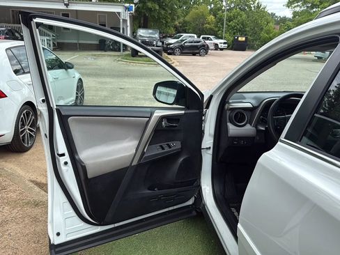 Used 2015 Toyota RAV4 XLE AWD/4WD image 15