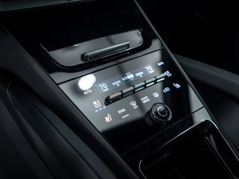 Certified 2025 Porsche Cayenne image 18