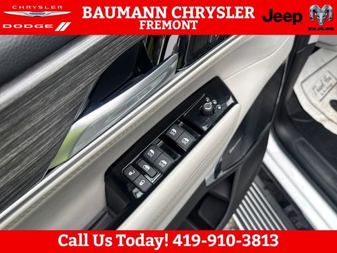 Used 2024 Jeep Wagoneer Series III w/ Premium Group I AWD/4WD image 11