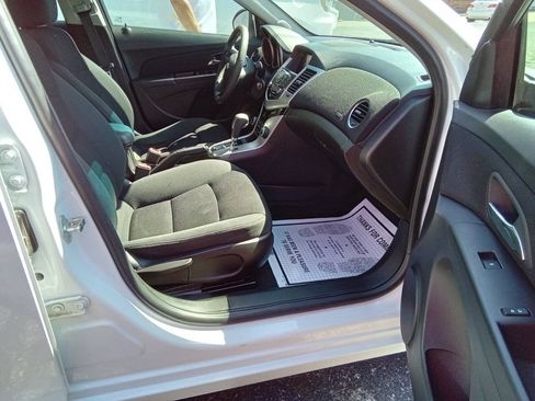 Used 2016 Chevrolet Cruze LT w/ Technology Package FWD image 3