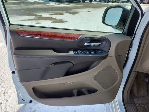 Used 2016 Chrysler Town & Country Touring image 20