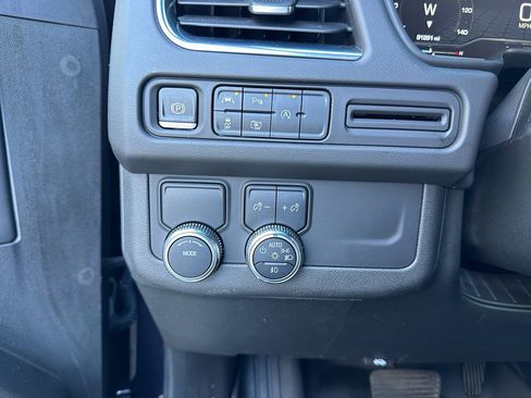 Used 2023 GMC Yukon SLT w/ SLT Premium Package image 24