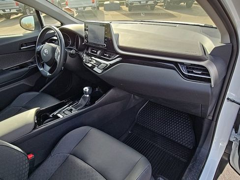 Used 2022 Toyota C-HR XLE image 18
