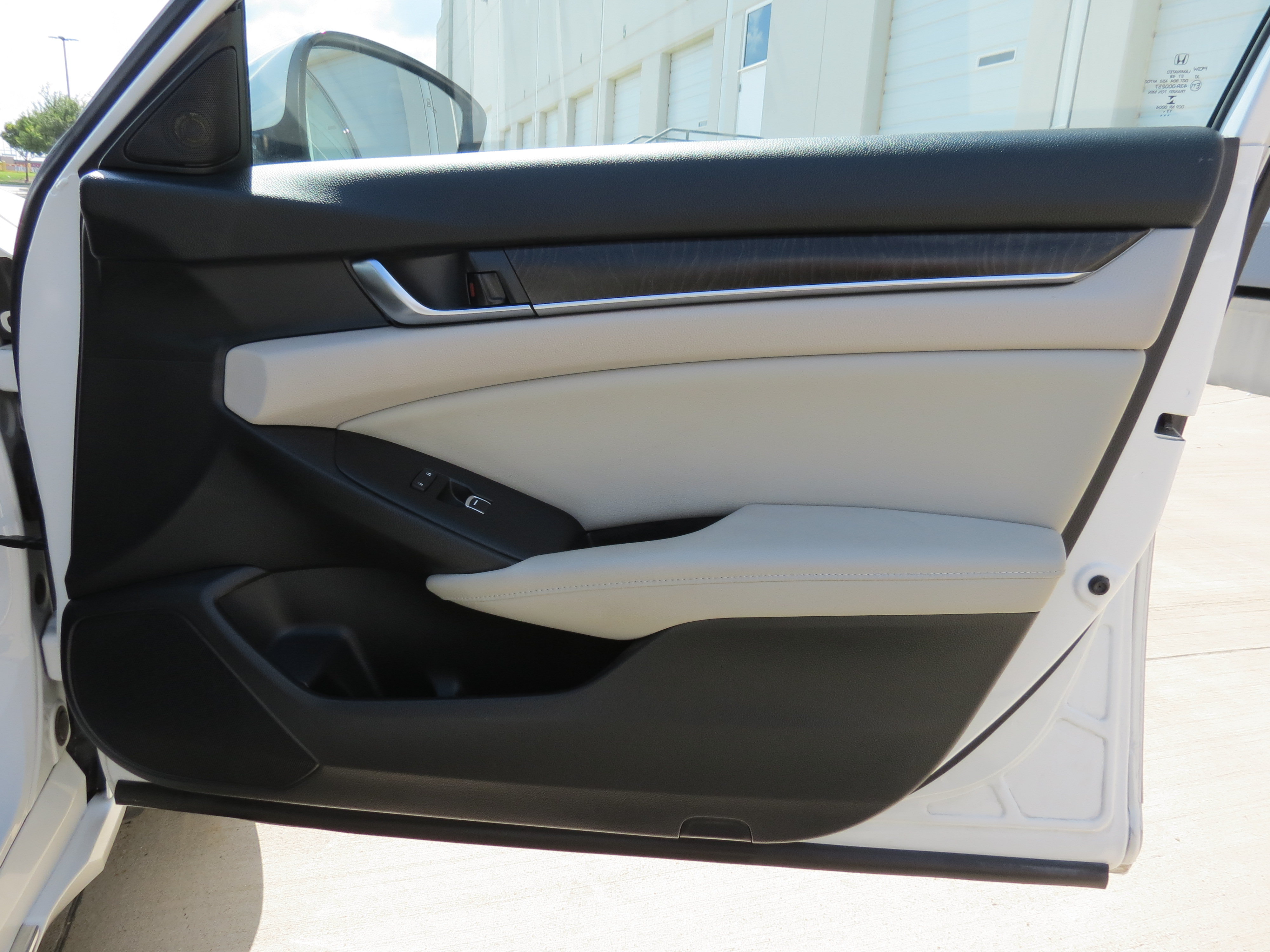 Used 2018 Honda Accord EX image 27
