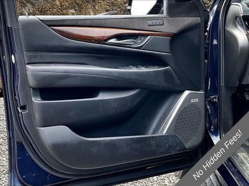 Used 2018 Cadillac Escalade Luxury AWD/4WD image 17