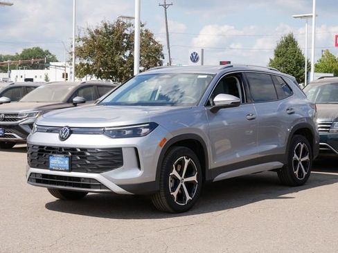 New 2025 Volkswagen Tiguan SE image 2