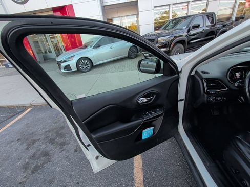 Used 2019 Jeep Cherokee Latitude Plus FWD image 8