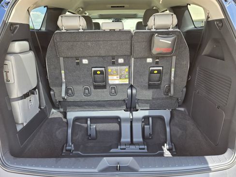 Used 2026 Toyota Sienna XLE FWD image 30