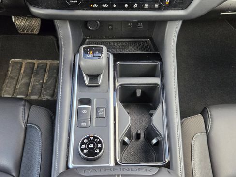 Used 2025 Nissan Pathfinder SL AWD/4WD image 19