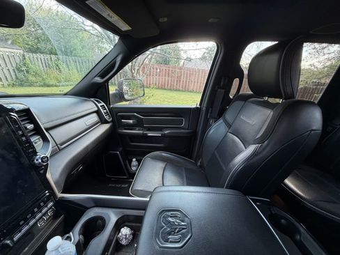 Used 2019 RAM 2500 Laramie w/ Black Appearance Package AWD/4WD image 4