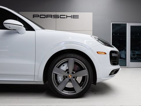 Certified 2023 Porsche Cayenne Turbo AWD/4WD image 11