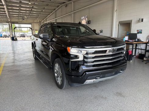 Used 2024 Chevrolet Silverado 1500 High Country w/ Technology Package AWD/4WD image 2