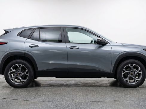 Used 2025 Chevrolet Trax LT w/ LT Convenience Package FWD image 11